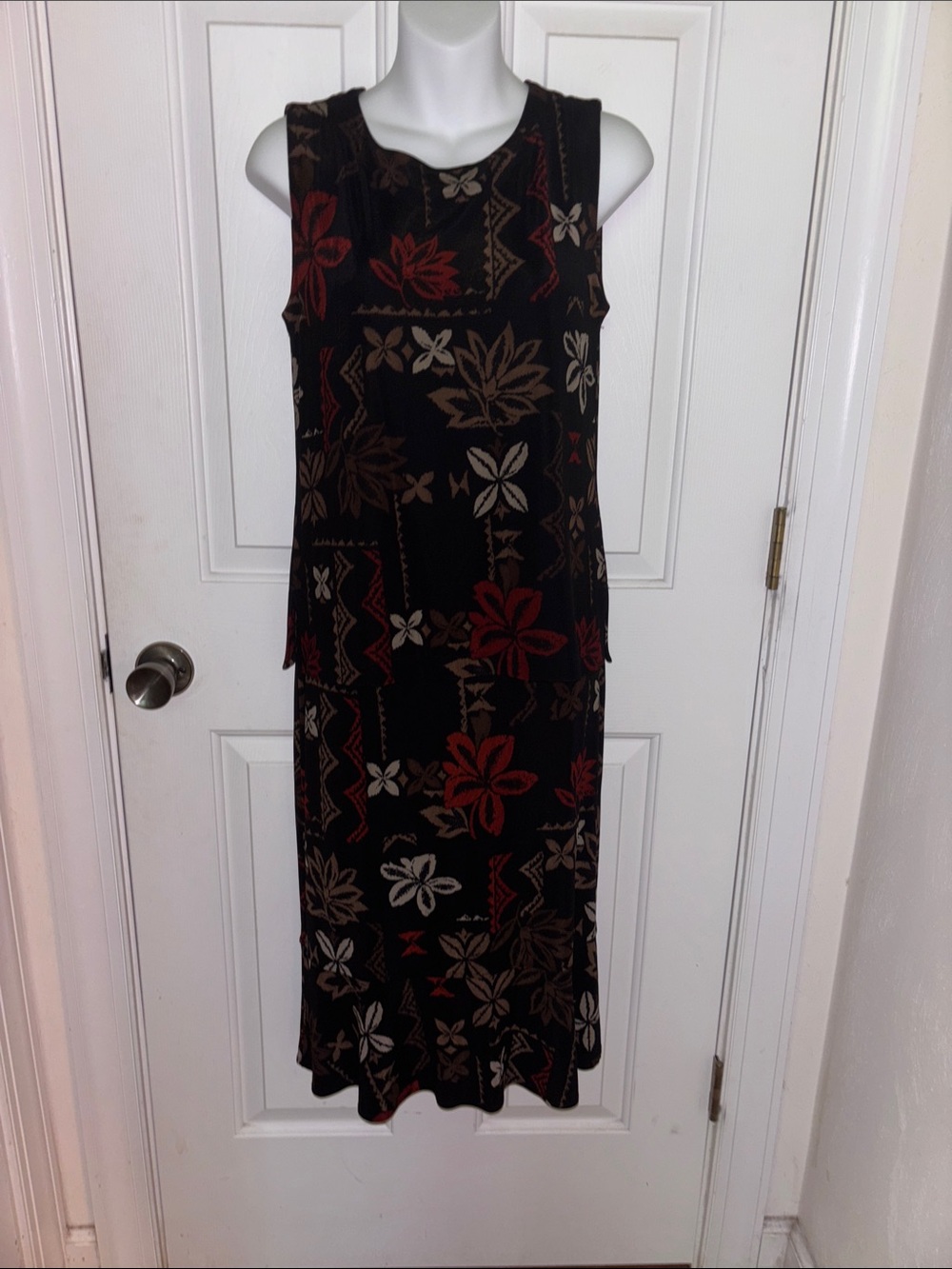 Chico’s Travelers Sleeveless Black Floral 2 piece top and pull on skirt set